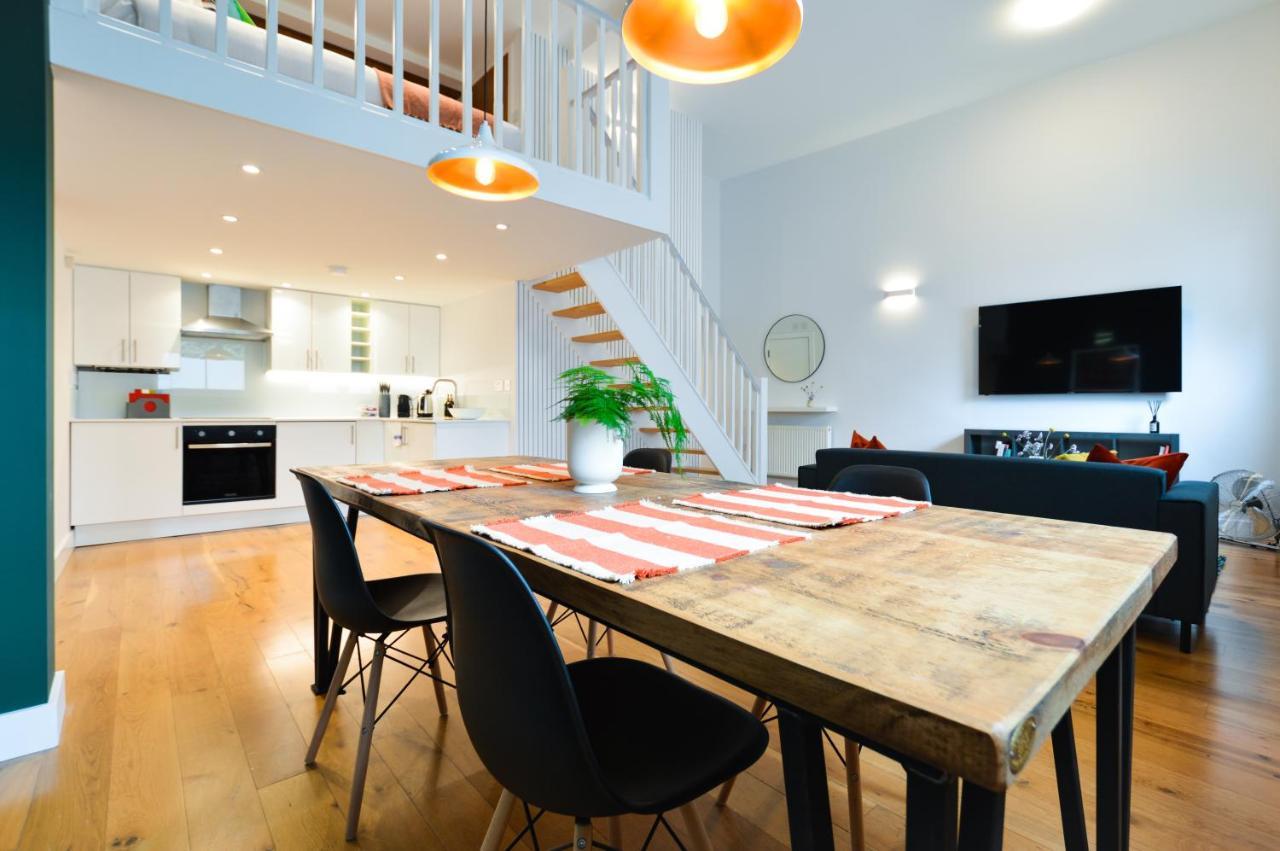 Spacious West Hampstead Apartment With Mezzanine Bedroom By Concept Apartments Londra Esterno foto