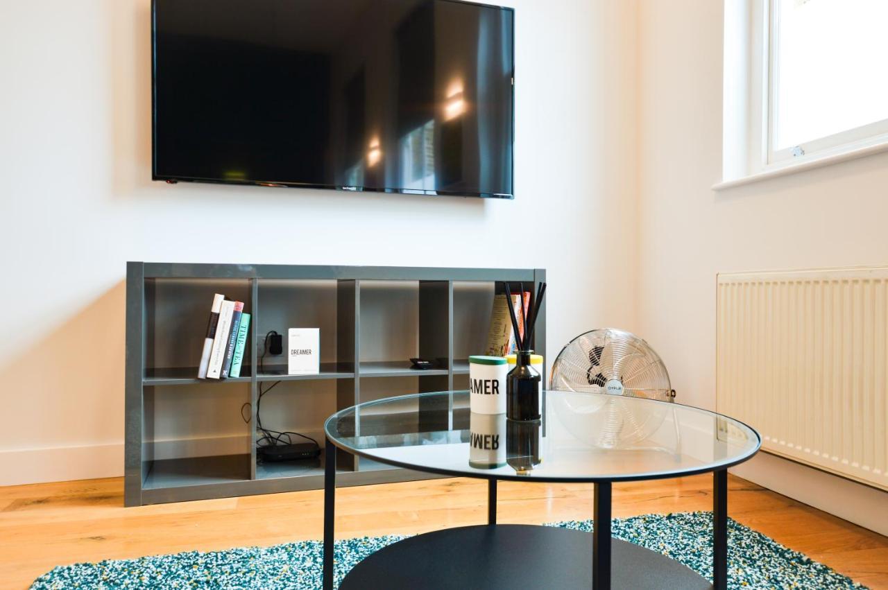 Spacious West Hampstead Apartment With Mezzanine Bedroom By Concept Apartments Londra Esterno foto